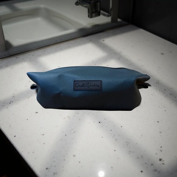 Dwell Studio Mens Leather Grooming Bag With Zipper Closure 9" L Green/Blue - Picture 1 of 5